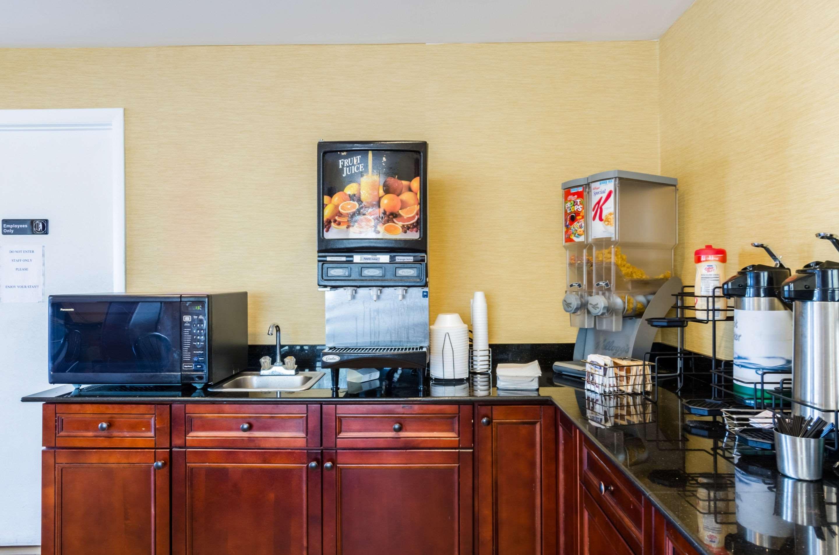Fairbridge Inn Express Питсфилд Экстерьер фото
