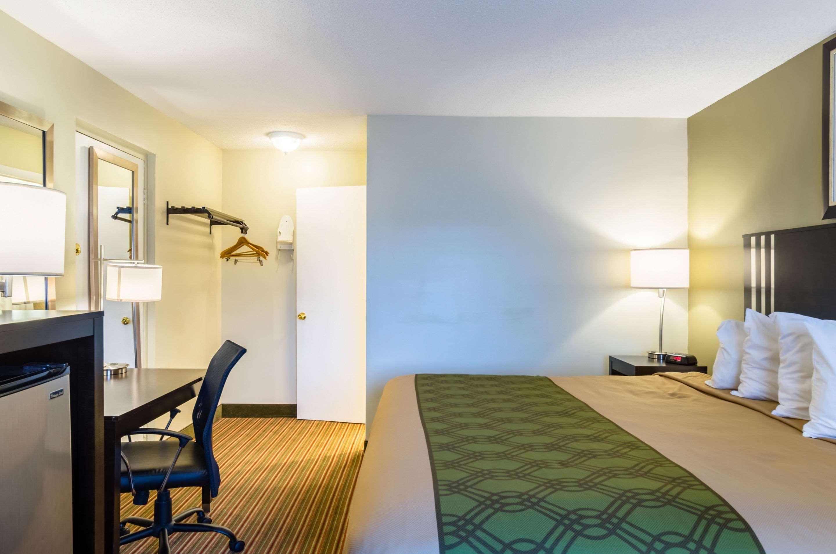 Fairbridge Inn Express Питсфилд Экстерьер фото