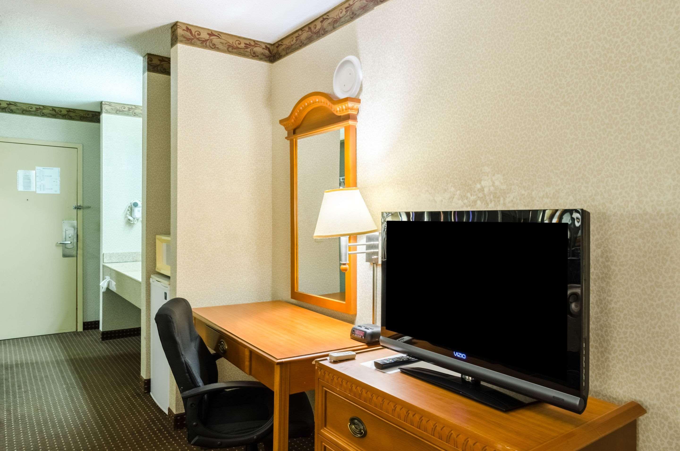 Fairbridge Inn Express Питсфилд Экстерьер фото