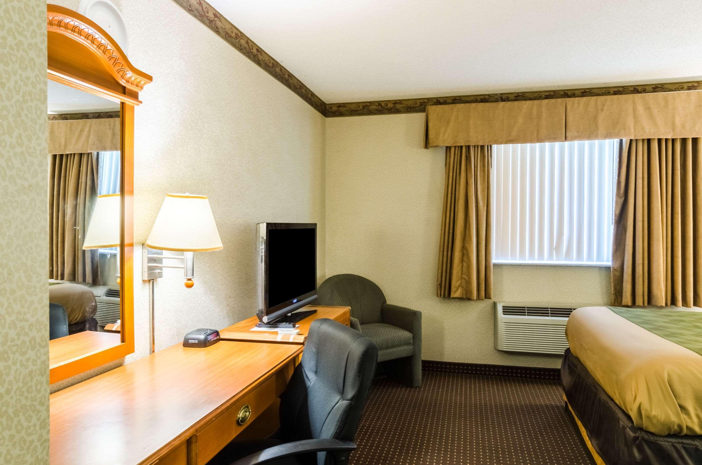 Fairbridge Inn Express Питсфилд Экстерьер фото